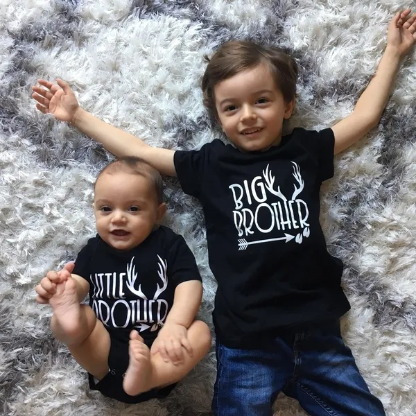 Miguel de Almeida Souza, de 5 anos, e João de Almeida Souza, de 8 meses, usam um look especial em uma pose para os papais, Luciane Cristine de Almeida Souza e Eric Silva de Melo Souza!