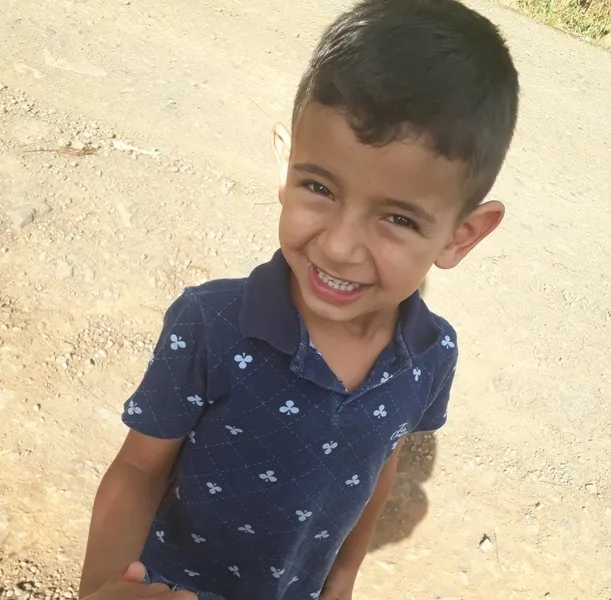 Guilherme Nunes Pedroso abre um lindo sorriso para seus pais Ana Gabrieli Nunes de Lara e Jhonata Willian Santos Pedroso.