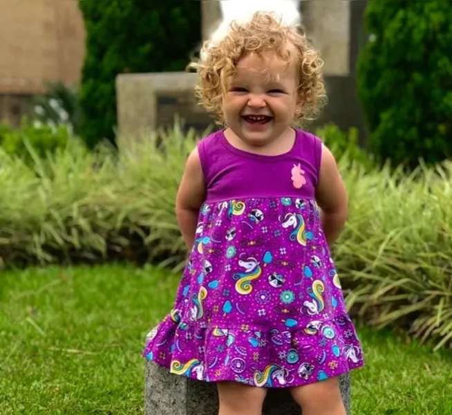 Isadora Coreia dos Santos mostra sua simpatia durante passeio com os pais Gisele Cabral Brasil e Thiago Correia