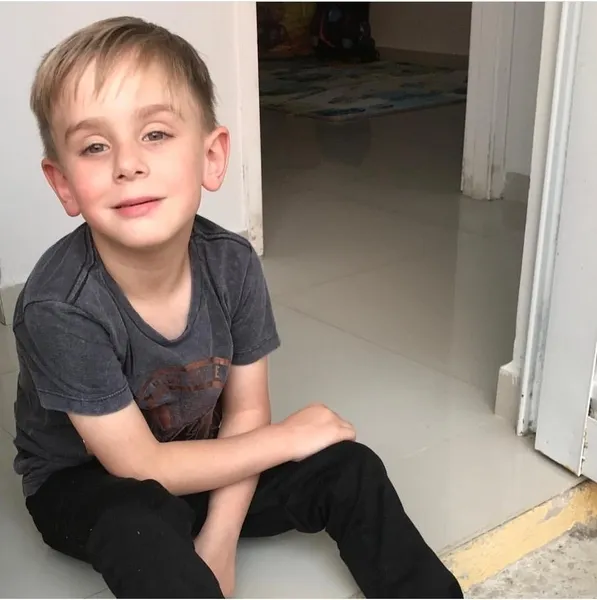 Enzo Matos faz uma linda pose para sua mãe Patrícia Ferreira Da Silva