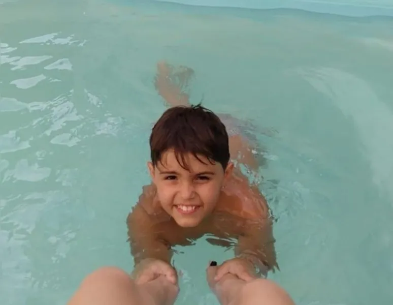 Gabriel Lacerda Gomes curte o verão na piscina, ao lado de sua irmã Nathália Lacerda Gomes e seus pais Julio Cesar Gomes e Juliana Carla Lacerda