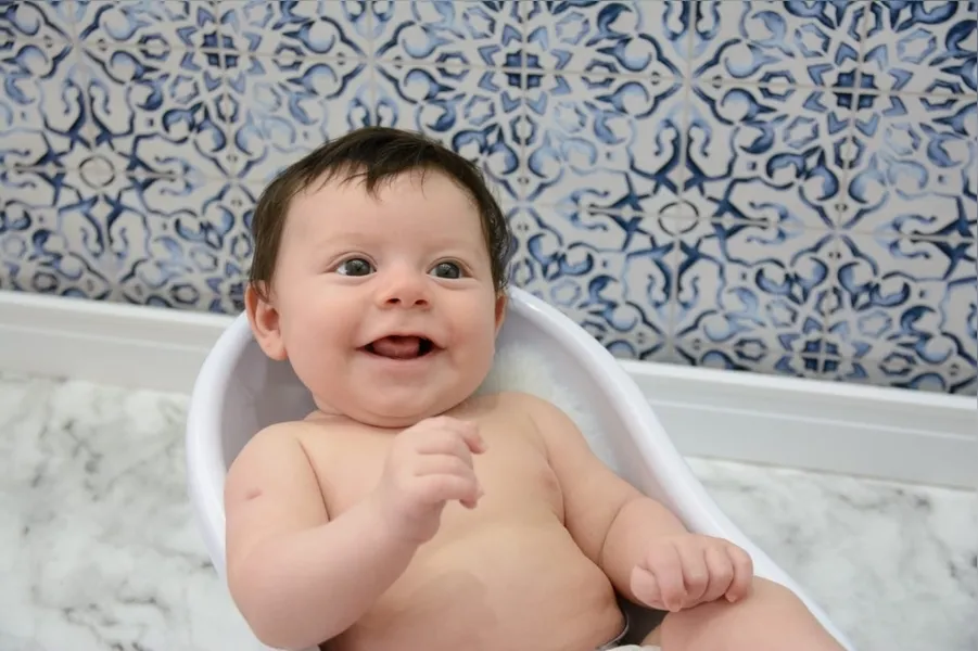 : Caleb Ferreira da Silva abre um lindo sorriso a seus pais Cleiton Ferreira da Silva e Letícia Cristina Ferreira