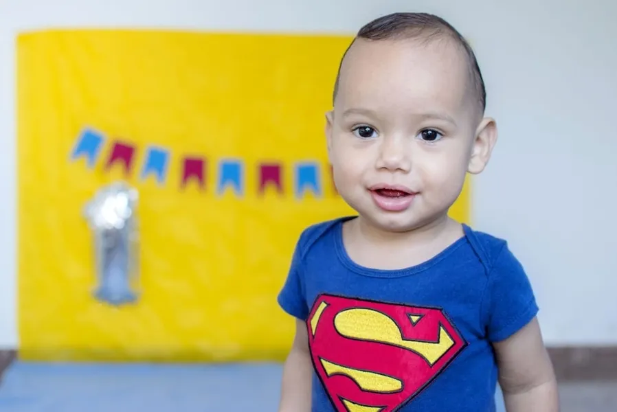 Vitor Ribeiro Schiebelbein em pose para os pais, Viviane Ribeiro Schiebelbein e Alex Sandro Schiebelbein