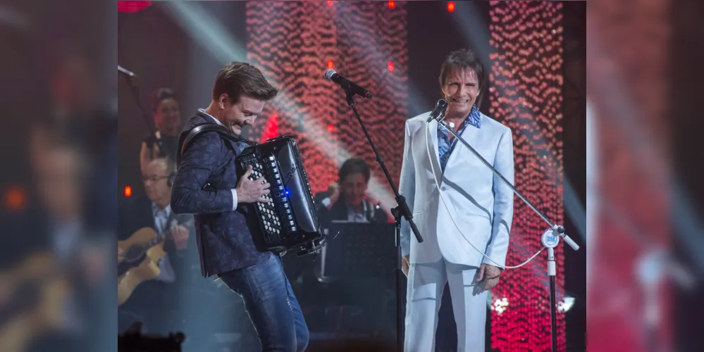 “Estou aqui pela segunda vez realizando meu sonho de cantar com você”. Muito feliz!”, declarou Michel Teló para Roberto Carlos, em especial do rei que vai ao ar dia 21 na Globo. Ele cantou junto com Roberto ‘Caminhoneiro’ e também ‘Humilde Residência’.