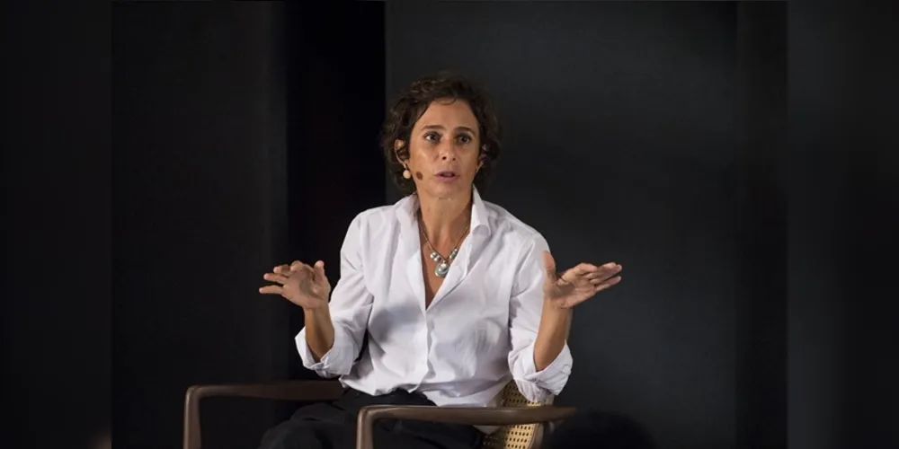 Ou a Globo está escondendo ou não tem mesmo escolhida até agora a data de estreia da série da Hebe Camargo. Nem mesmo seu período de exibição. Há um absurdo silêncio em torno desta produção. Nada pode ser divulgado. O que se tem como certeza é que será mesmo em 2019, em dez capítulos.