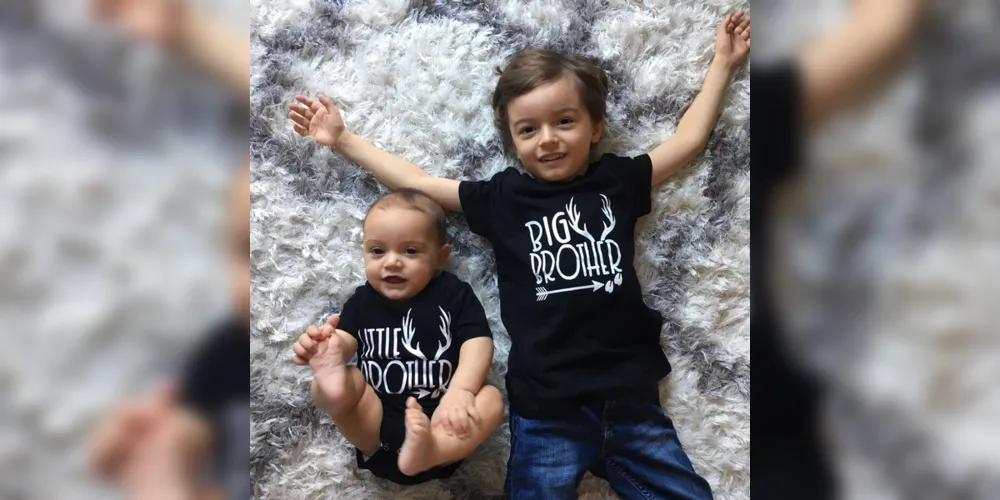 Miguel de Almeida Souza, de 5 anos, e João de Almeida Souza, de 8 meses, usam um look especial em uma pose para os papais, Luciane Cristine de Almeida Souza e Eric Silva de Melo Souza!