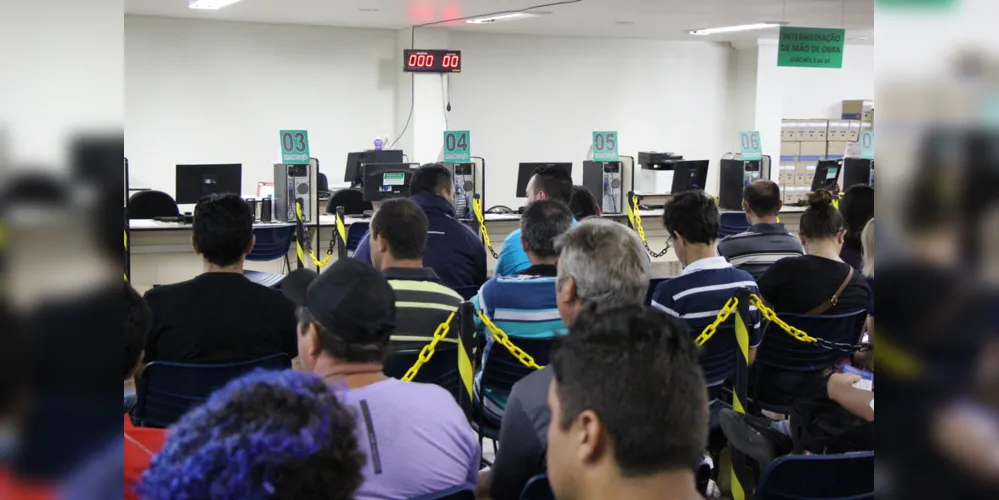 Cerca de 200 pessoas já estavam na agência antes do atendimento começar