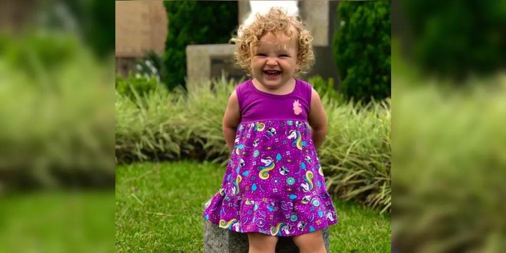 Isadora Coreia dos Santos mostra sua simpatia durante passeio com os pais Gisele Cabral Brasil e Thiago Correia