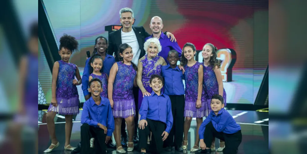 Novo quadro
Neste sábado, o ‘Tá Brincando’, na Globo, terá a estreia do quadro ‘Todo mundo tá brincando’. Otaviano Costa vai emprestar o palco do programa para um grande show de talentos com participantes de todas as idades de diferentes partes do mundo. Destaque para a dupla Paddy e Nicko. Aos 84 anos, a britânica competiu ao lado do parceiro Nicko, 40 anos mais novo, em realities shows de dança na Espanha e na Inglaterra