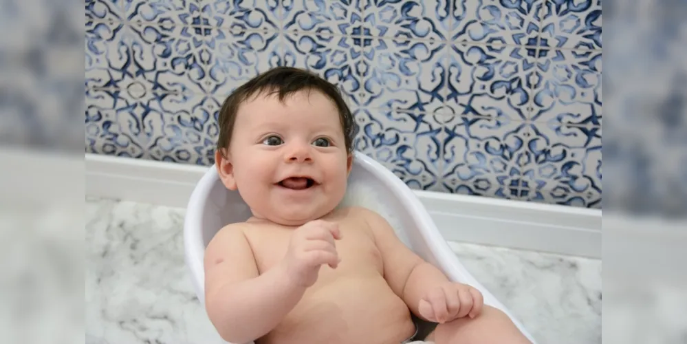 : Caleb Ferreira da Silva abre um lindo sorriso a seus pais Cleiton Ferreira da Silva e Letícia Cristina Ferreira