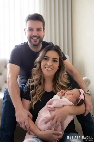 LOVELY 3 ANOS - A Lovely Boutique completa seu terceiro ano de atuação em nossa cidade, com diversas marcas que agradam a todo estilo de mulher. Para celebrar essa data tão especial, a empresária Franciane Braun Scheidt recebe suas amigas e clientes para brindar nesta quinta-feira (11), das 17 às 20 horas. No registro, a empresária Franciane com seu marido, o advogado Richard Guilherme Scheidt e a pequena Lavínia Braun Scheidt. A Lovely fica situada na Av. Vicente Machado, 30. Comentaremos.