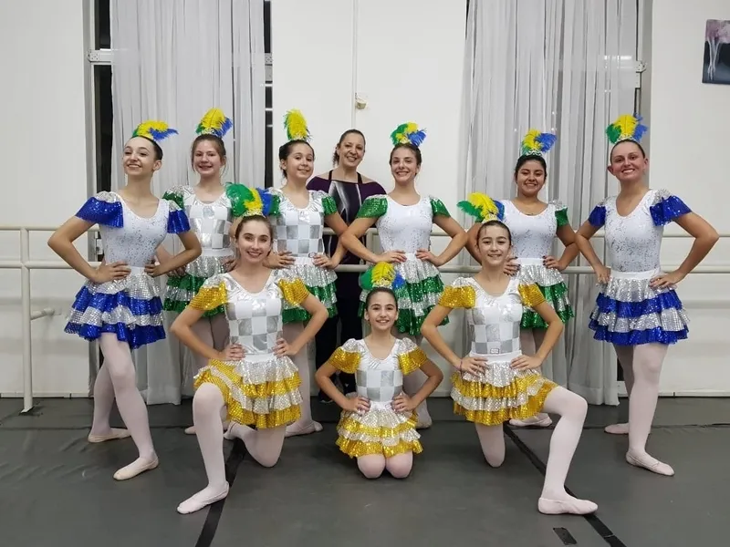 REGISTRO - As bailarinas, Renata Caruso, Isabelle Bueno, Nicolle Brustolim, Bruna Candido, Milena Filipkowski, Mariana Avelino, Manuela Alonso, Carolina Vieira, Flávia Sharan, embarcam hoje para os Estados Unidos representando a Angelus Academia de Dança. Elas irão se apresentar na Disney World e na Universal Studios com 8 coreografias e figurinos elaborados especialmente para este evento. Será o segundo ano consecutivo que a academia de dança participa de apresentações em Orlando. Da coluna RC o desejo de sucesso a toda equipe.