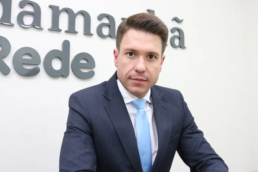 NIVER- Marcus Freitas recebeu as felicitações pela troca de idade
na última segunda feira (16). Marcus atualemente exerce o cargo de
diretor jurídico da Administração dos Portos de Paranaguá e
Antonina (APPA), vale registrar que Marcus atuou em nossa cidade
como Procurador Geral do Município, deixando suas marcas
fazendo um excelente trabalho. Da coluna RC os votos de sucesso
e alegrias.