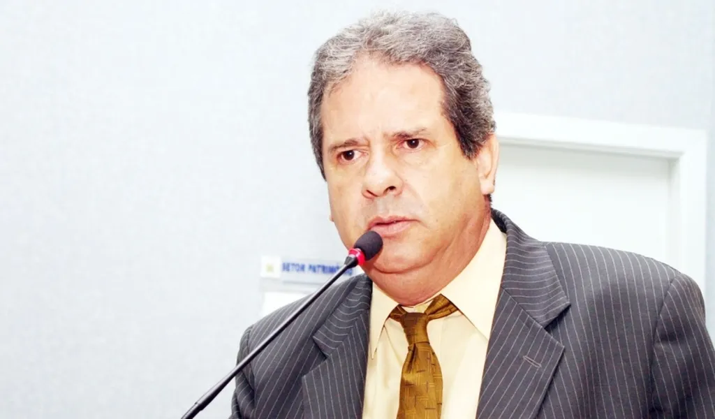 BRINDE A VIDA - Walter Souza será muito cumprimentado pela
passagem de seu aniversário nesta terça feira (16). Valtão como é
conhecido, exerce o cargo de vereador em nossa cidade, fazendo
um excelente trabalho em prol da comunidade. Da coluna RC os
votos de realizações.