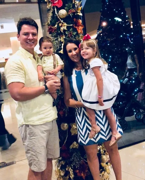 BDAY - Tamima Gobbo Tuma Schrutt foi muito cumprimentada pela
passagem de seu aniversário no último domingo (14). A admirável
advogada Tamima é casada com o respeitado presidente da Prolar,
Dino Schrutt, mãe da doce e bela Alice, e do pequeno Leonardo. Da
coluna RC os votos de realizações e alegrias.