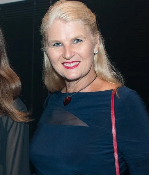 TROCA DE IDADE - Tania Kaminski Borato na última segunda feira
(15), recebeu as felicitações pela chegada de idade nova. Tania é
atuante nas causas sociais, sempre participando de ações e
eventos filantrópicos de nossa cidade. Da coluna RC os votos de
felicidades infinitas.