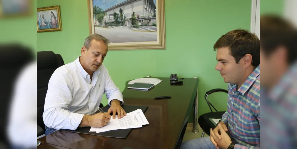 Prefeito assina Ordem de Serviço para pavimentação do Santa Terezinha 
e Estrada da Santinha. Aporte se aproxima de R$ 2 milhões