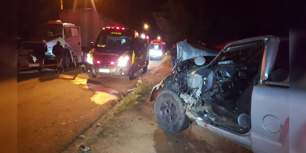 Motorista da caminhonete foi levado ao HU pelas equipes dos bombeiros e Samu