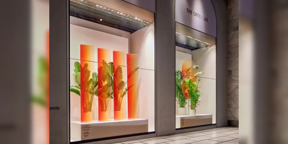 As vitrines da loja Rinascente,  criadas pela designer holandesa Sabine Marcelis.  As peças em plaxiglass fazem o efeito de movimento com as plantas. É o "Ballet das Plantas