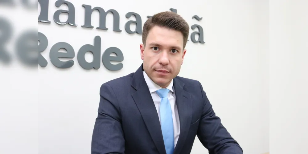 NIVER- Marcus Freitas recebeu as felicitações pela troca de idade
na última segunda feira (16). Marcus atualemente exerce o cargo de
diretor jurídico da Administração dos Portos de Paranaguá e
Antonina (APPA), vale registrar que Marcus atuou em nossa cidade
como Procurador Geral do Município, deixando suas marcas
fazendo um excelente trabalho. Da coluna RC os votos de sucesso
e alegrias.