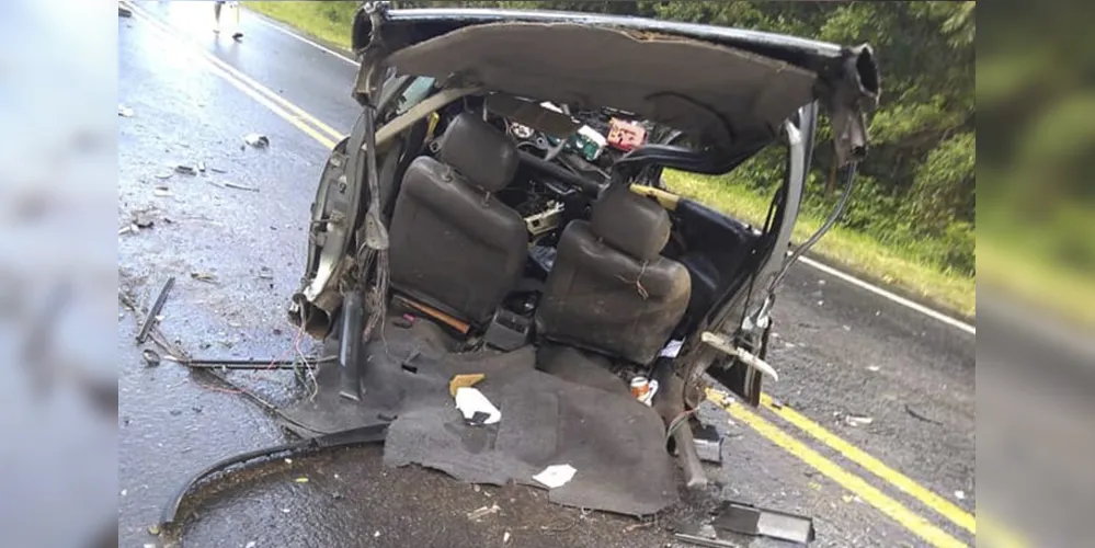 Com a força do impacto, carro partiu ao meio e motorista morreu na hora