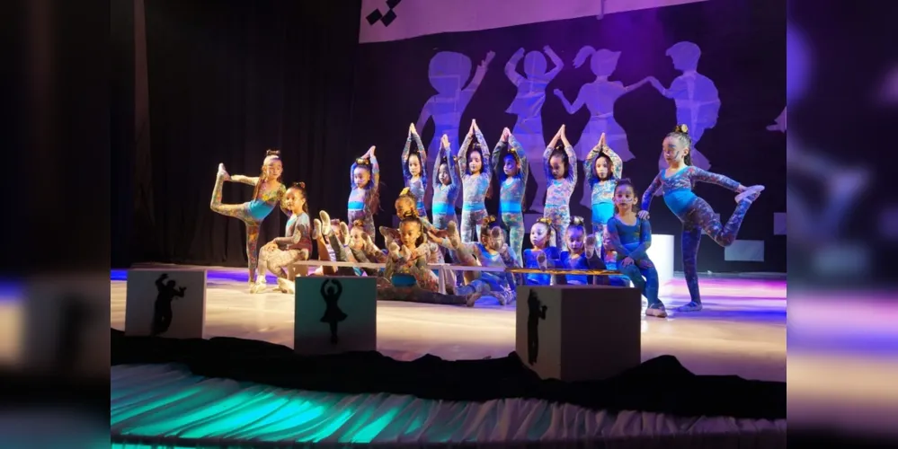 Apresentação de dança comemora o Dia Mundial da Dança