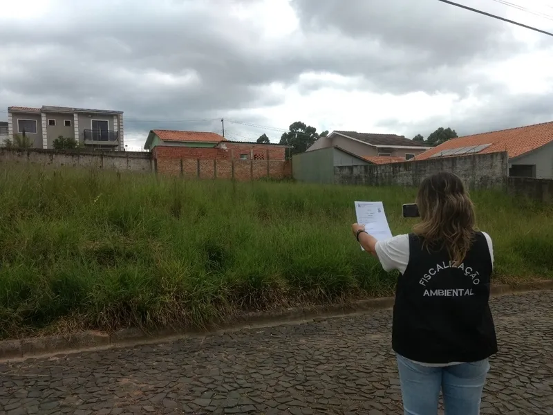 Decreto padroniza procedimento e torna mais ágil processo para notificação e multa de proprietário que mantiver terreno em má conservação