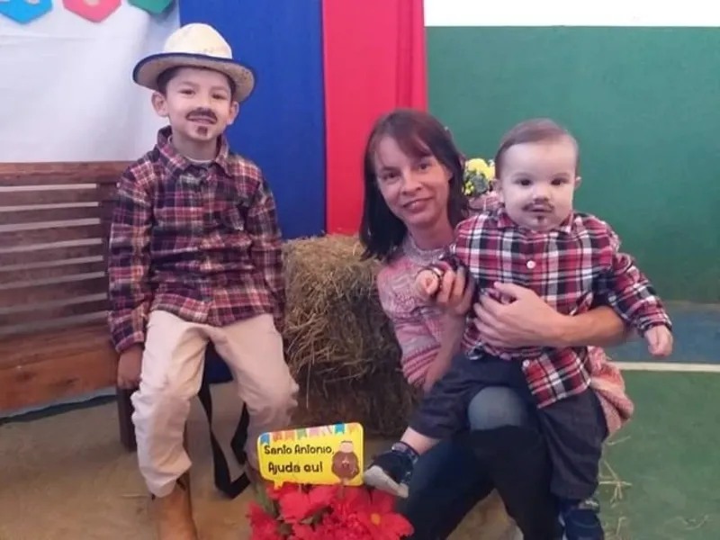 Arthur Souza Soares e Théo Felipe Soares Martins, devidamente caracterizados para festinha Junina enfeitam nossa coluna. No registro os dois aparecem acompanhados da vovó Solange Alves.