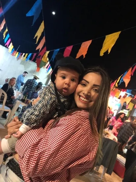 Neste belo retrato, a mamãe Amanda Nunes Stefaniak está junto com seu Filhinho o pequeno Theo Nunes Penczkoski.