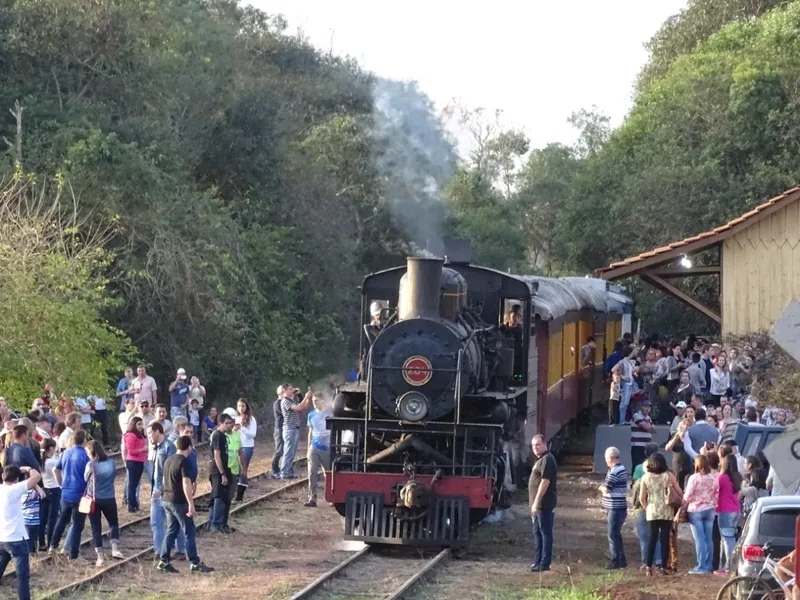 Passeio dura cerca de 2h e contempla as principais paisagens da região princesina