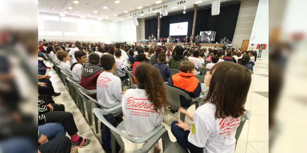 Primeira turma do programa policial escolar que trabalha contra a violência e o abuso de drogas participou de formatura nesta sexta