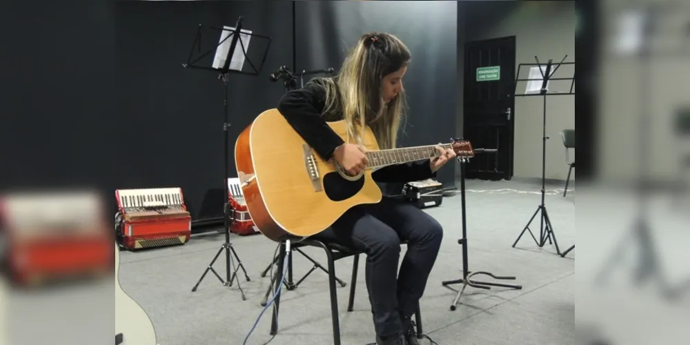 O recital tem como objetivo proporcionar aos alunos a experiência de se apresentar em um palco