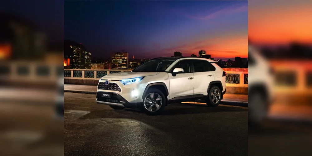 Na dianteira, chama a atenção o novo design, imponente e agressivo