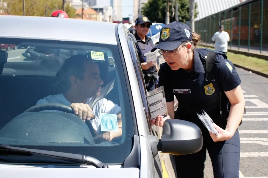 Mês de combate à violência contra a mulher foi marcado por atividades e palestras; blitz aconteceu ao lado do Terminal Central