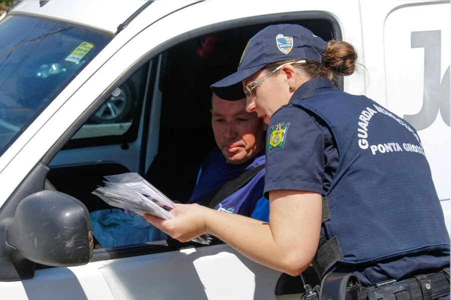 GM promove blitz educativa no centro de PG