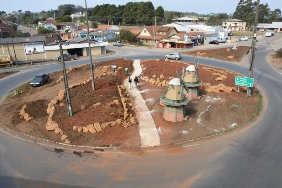 Voluntários trabalham para reformar a entrada da cidade

