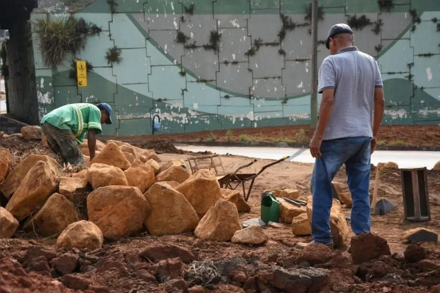 Voluntários trabalham para reformar a entrada da cidade


