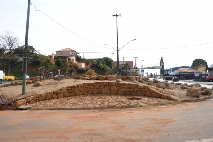 Voluntários trabalham para reformar a entrada da cidade

