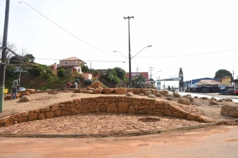 Voluntários trabalham para reformar a entrada da cidade

