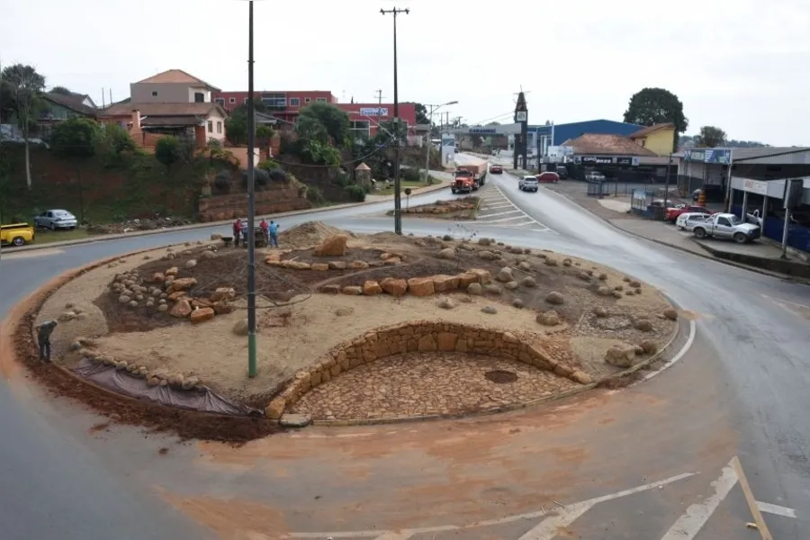 Voluntários trabalham para reformar a entrada da cidade

