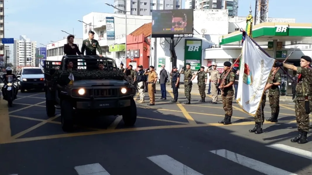 Desfile leva milhares à avenida Vicente Machado