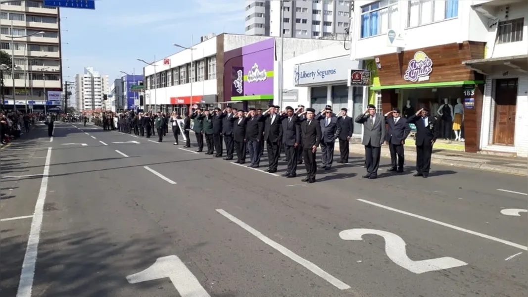 Desfile leva milhares à avenida Vicente Machado