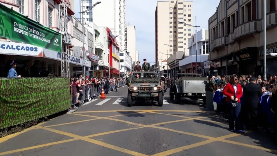 Desfile leva milhares à avenida Vicente Machado
