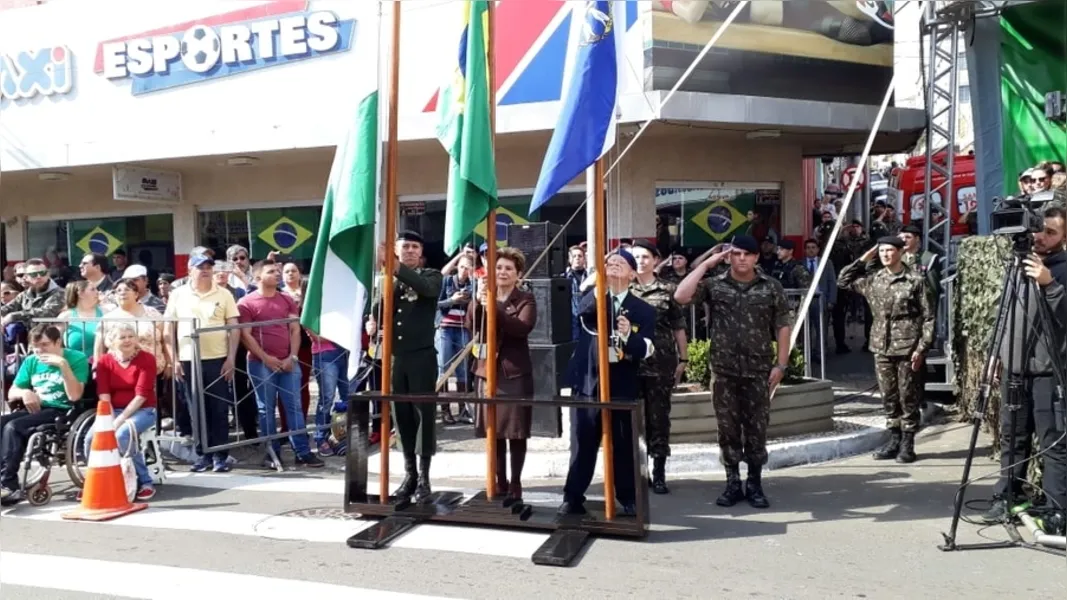 Desfile leva milhares à avenida Vicente Machado