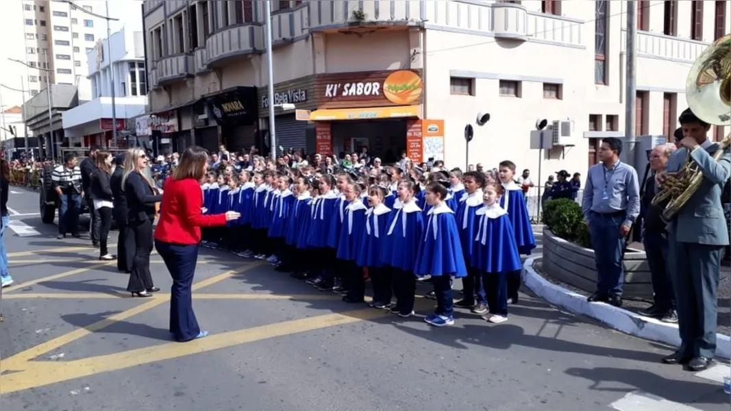 Desfile leva milhares à avenida Vicente Machado