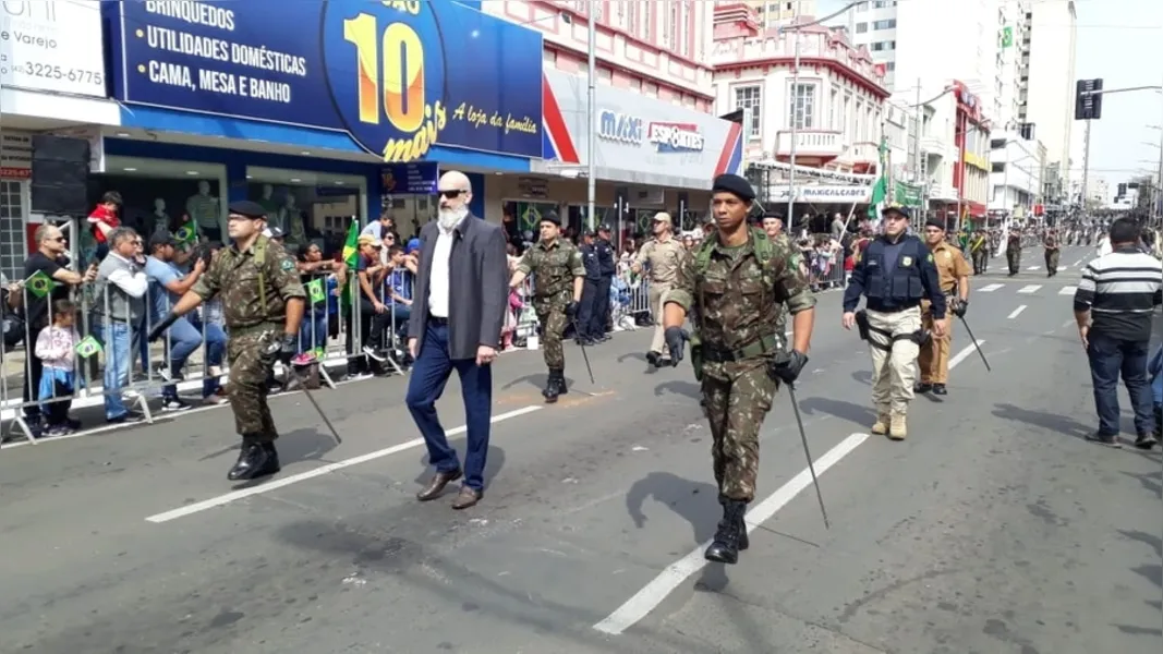 Desfile leva milhares à avenida Vicente Machado