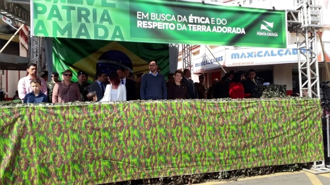 Desfile leva milhares à avenida Vicente Machado