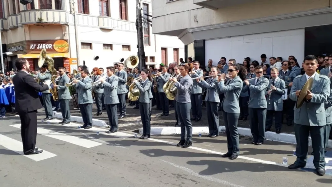 Desfile leva milhares à avenida Vicente Machado