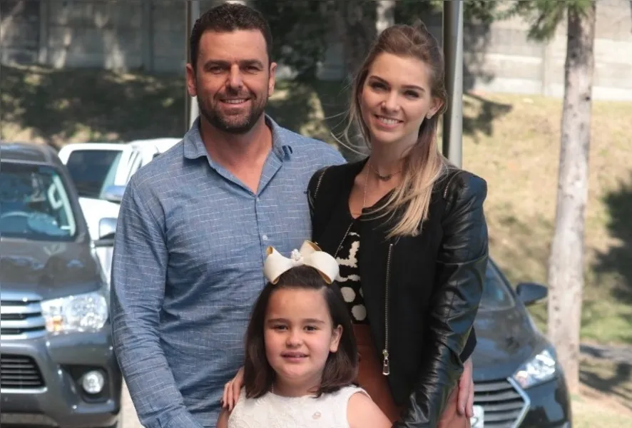 Fernando Pietchak com sua noiva Ariane Diavan e a sobrinha Marina Pietchak Barão. A família está em clima de festa pela passagem do aniversário. Marina completou 8 anos no dia 22 de setembro e Fernando comemorou idade nova dia 27.