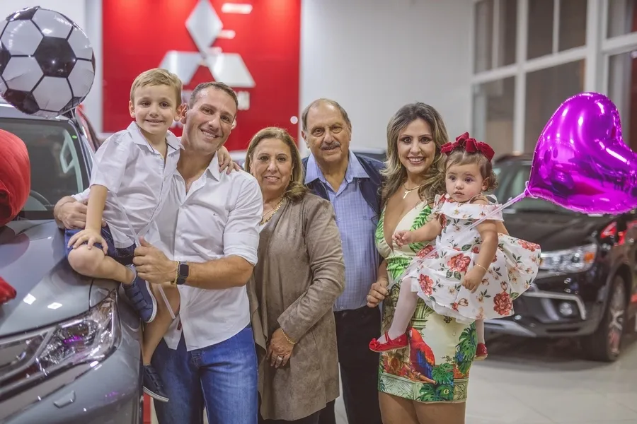 Bady Cury será muito cumprimentado pela passagem de seu aniversário nesta terça-feira (8). No registro especial de Laertes Soares, Bady e sua esposa Vera, os filhos André e Thais e os netos Felipe e Maria Eduarda.  Da coluna RC os votos de alegrias e saúde. 